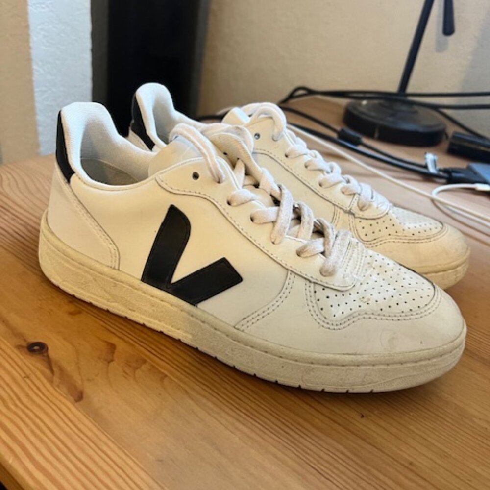 Women's VEJA V-10 White and Black Leather Sneakers US 7 / EUR 38